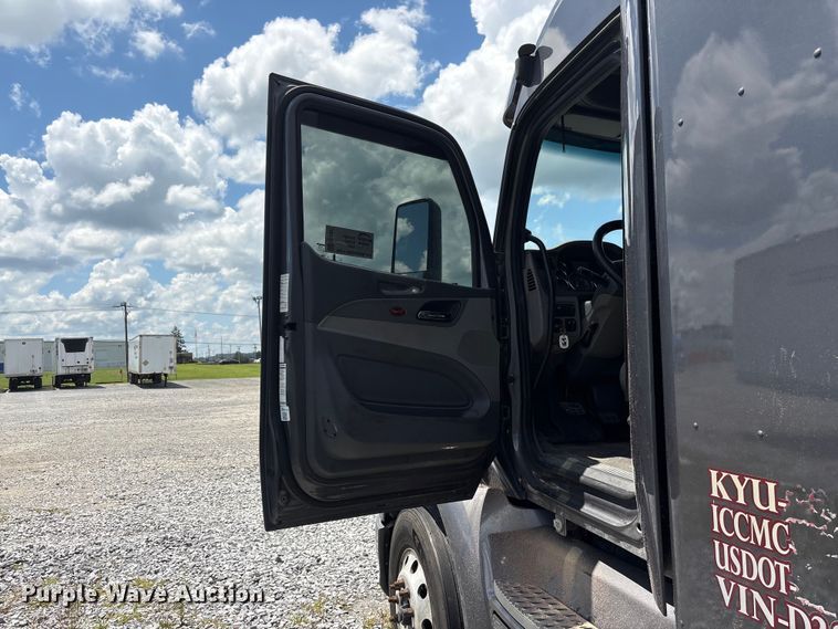 image for item EF1317 2017 Peterbilt 579 semi truck