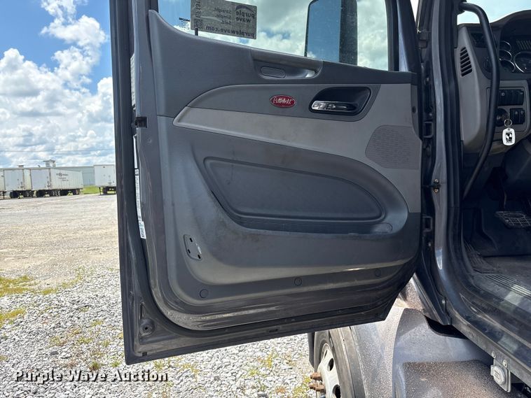 image for item EF1317 2017 Peterbilt 579 semi truck