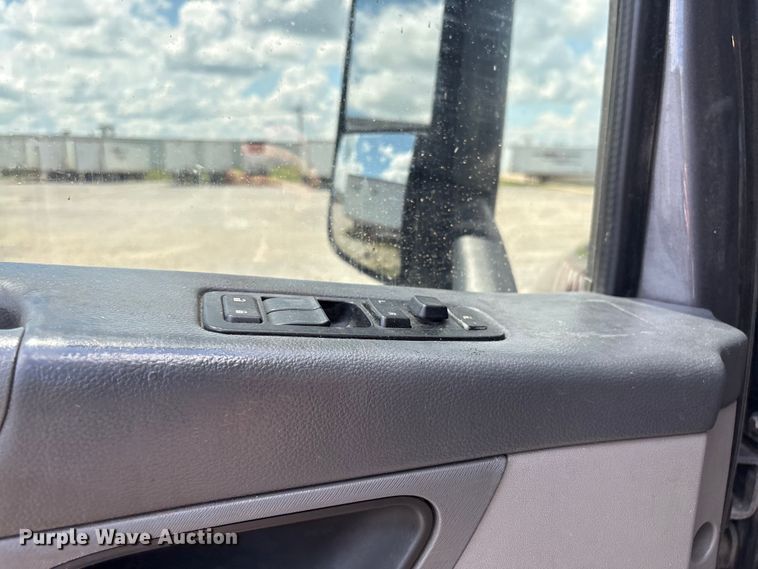 image for item EF1317 2017 Peterbilt 579 semi truck
