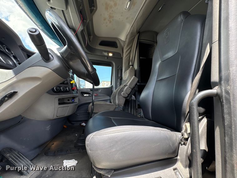 image for item EF1317 2017 Peterbilt 579 semi truck