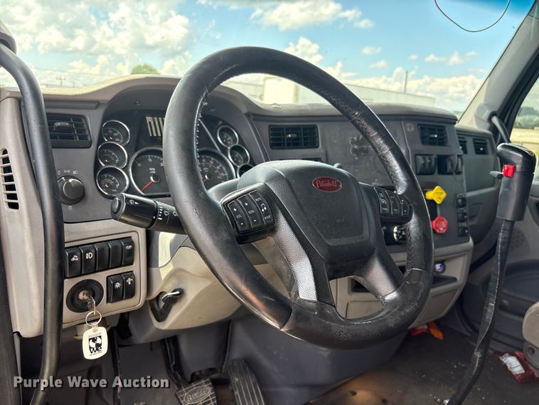 image for item EF1317 2017 Peterbilt 579 semi truck