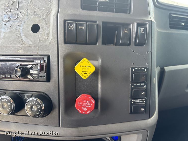 image for item EF1317 2017 Peterbilt 579 semi truck