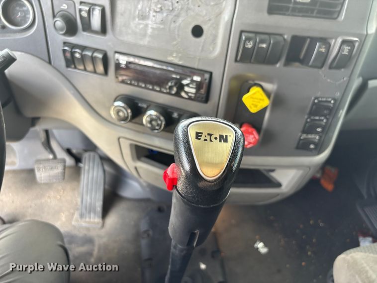 image for item EF1317 2017 Peterbilt 579 semi truck