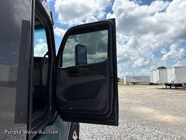 image for item EF1317 2017 Peterbilt 579 semi truck