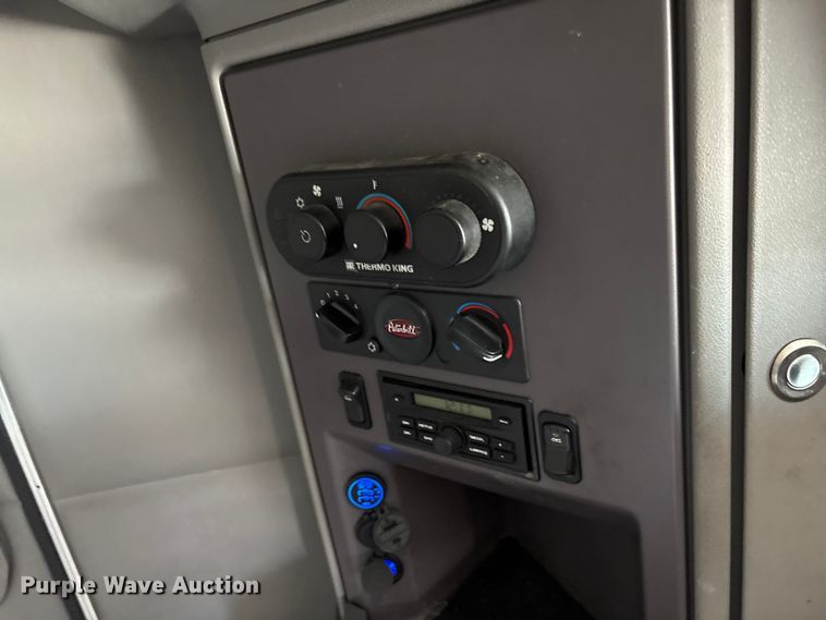 image for item EF1317 2017 Peterbilt 579 semi truck