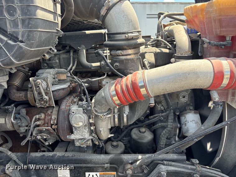image for item EF1317 2017 Peterbilt 579 semi truck