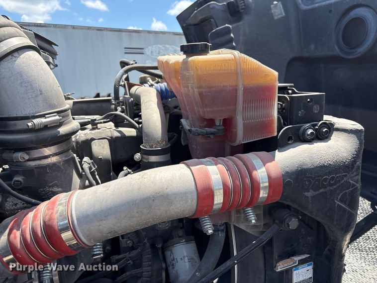 image for item EF1317 2017 Peterbilt 579 semi truck