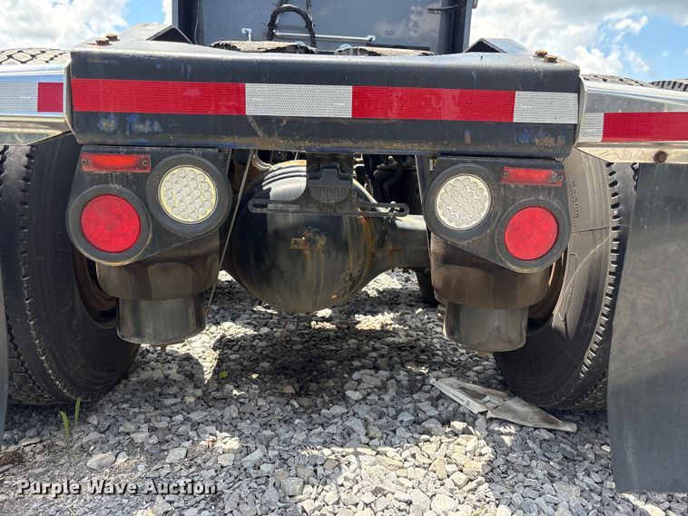 image for item EF1317 2017 Peterbilt 579 semi truck