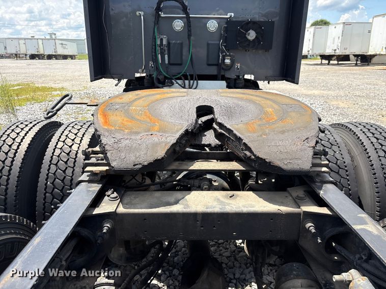 image for item EF1317 2017 Peterbilt 579 semi truck