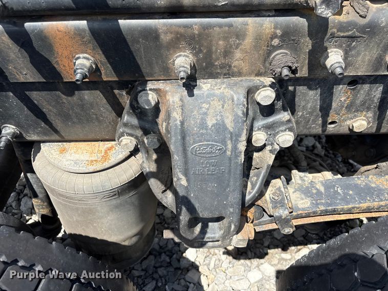 image for item EF1317 2017 Peterbilt 579 semi truck