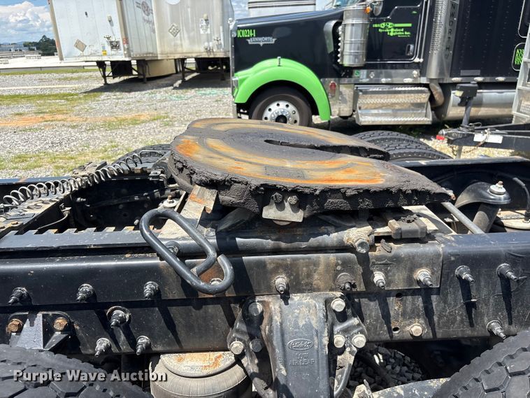 image for item EF1317 2017 Peterbilt 579 semi truck