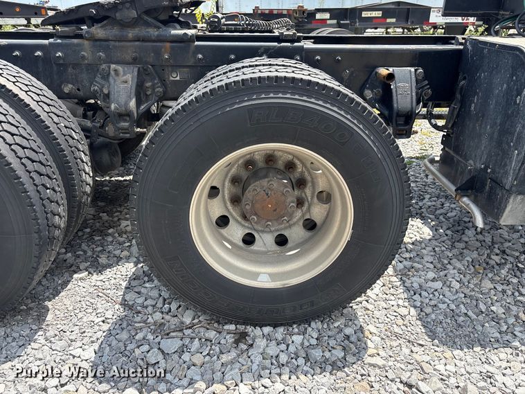 image for item EF1317 2017 Peterbilt 579 semi truck