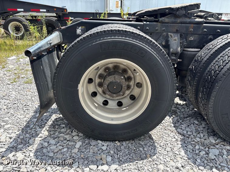 image for item EF1317 2017 Peterbilt 579 semi truck