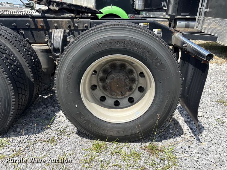 image for item EF1317 2017 Peterbilt 579 semi truck