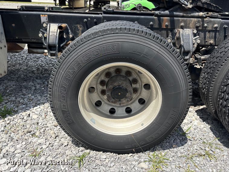 image for item EF1317 2017 Peterbilt 579 semi truck