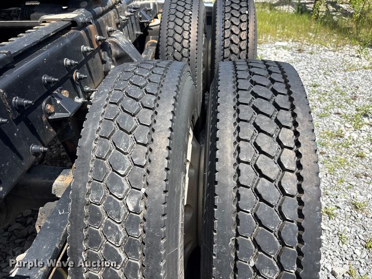 image for item EF1317 2017 Peterbilt 579 semi truck