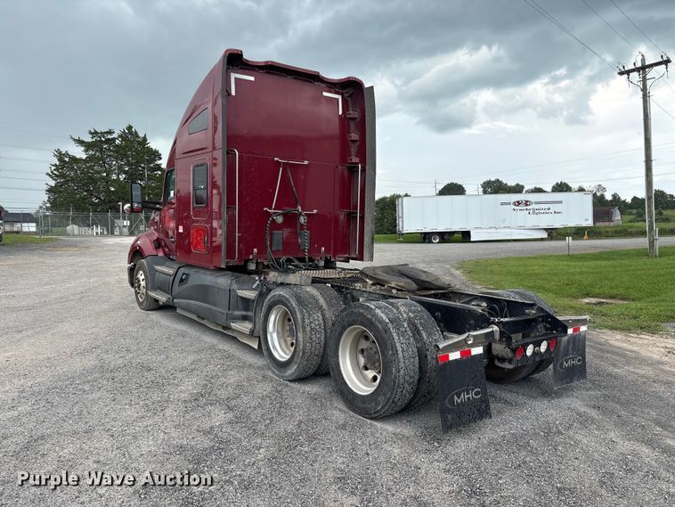 image for item EF1319 2015 Kenworth T680 semi truck