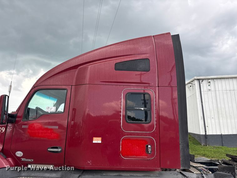 image for item EF1319 2015 Kenworth T680 semi truck