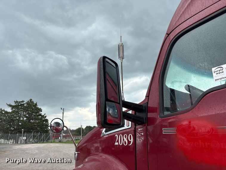 image for item EF1319 2015 Kenworth T680 semi truck