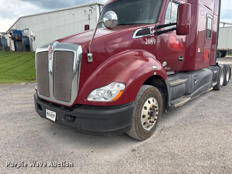 image for item EF1319 2015 Kenworth T680 semi truck