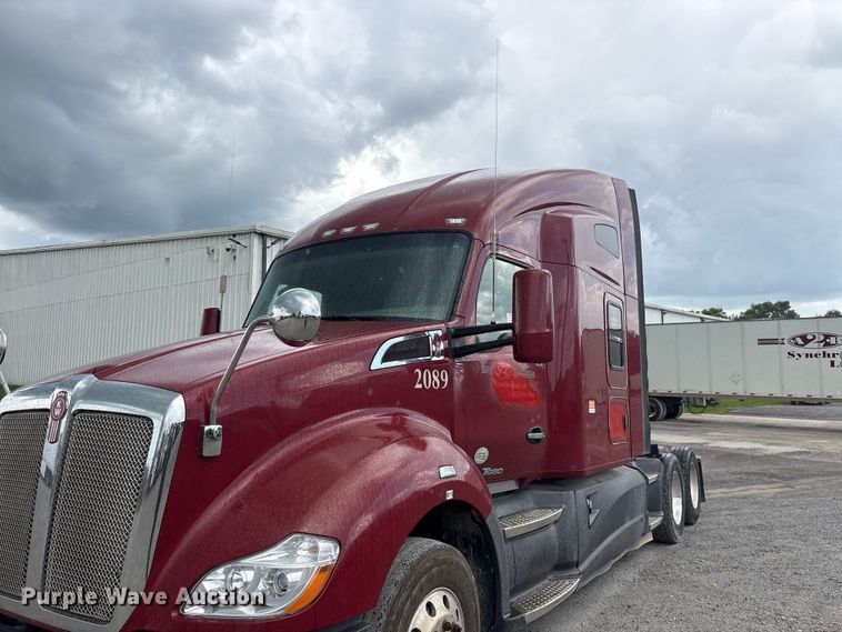 image for item EF1319 2015 Kenworth T680 semi truck