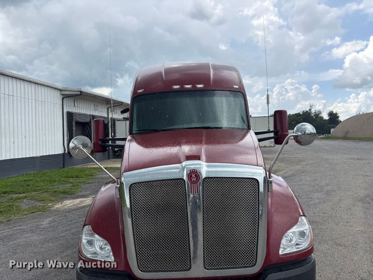 image for item EF1319 2015 Kenworth T680 semi truck