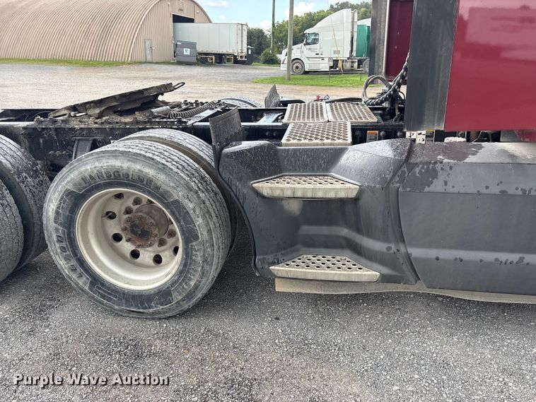 image for item EF1319 2015 Kenworth T680 semi truck