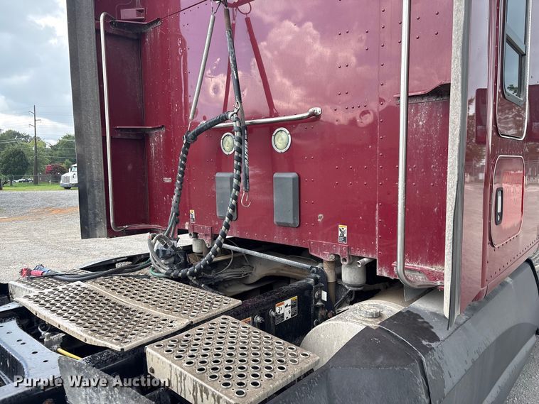 image for item EF1319 2015 Kenworth T680 semi truck