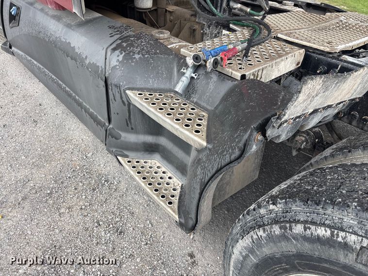image for item EF1319 2015 Kenworth T680 semi truck