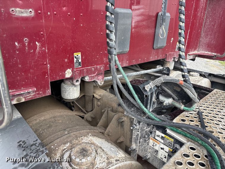 image for item EF1319 2015 Kenworth T680 semi truck