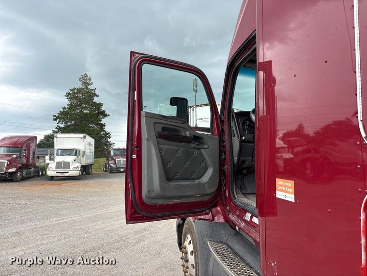 image for item EF1319 2015 Kenworth T680 semi truck