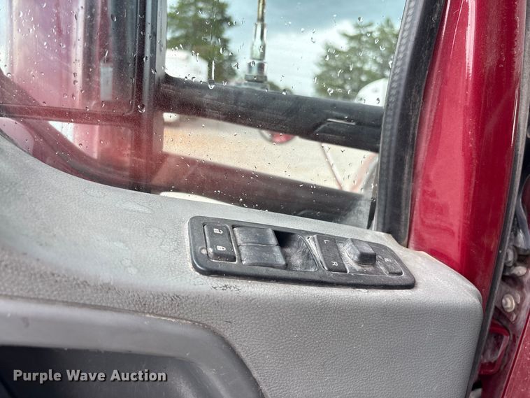 image for item EF1319 2015 Kenworth T680 semi truck