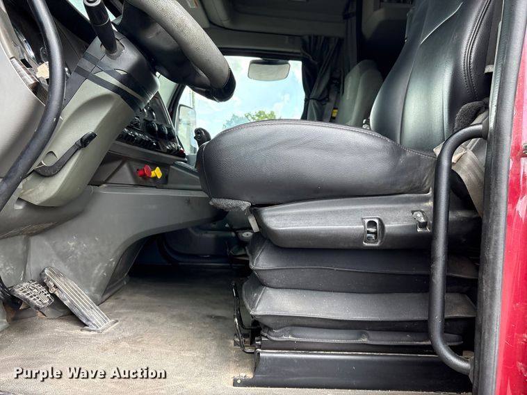 image for item EF1319 2015 Kenworth T680 semi truck
