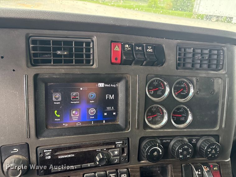 image for item EF1319 2015 Kenworth T680 semi truck