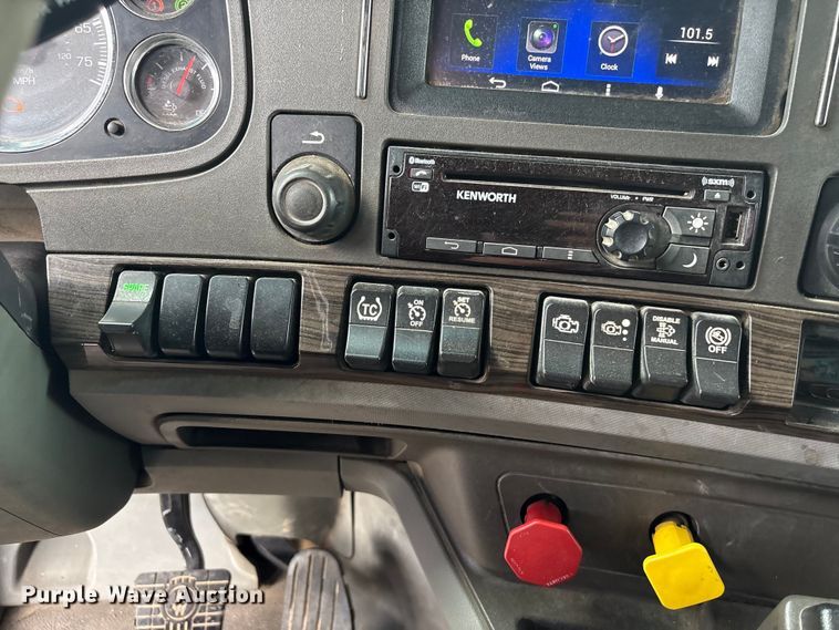 image for item EF1319 2015 Kenworth T680 semi truck