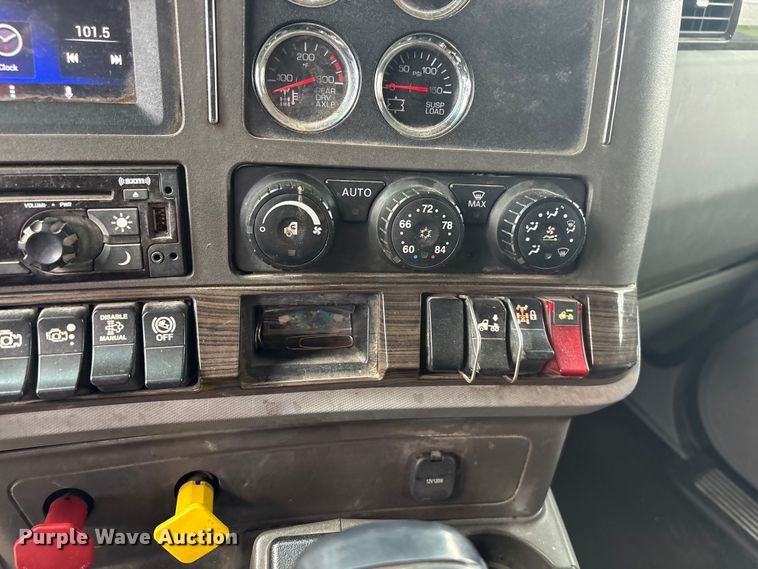 image for item EF1319 2015 Kenworth T680 semi truck