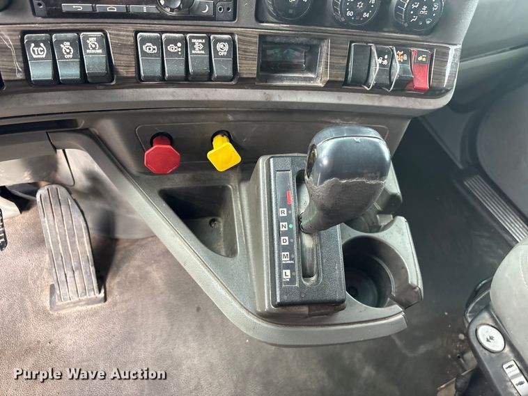 image for item EF1319 2015 Kenworth T680 semi truck