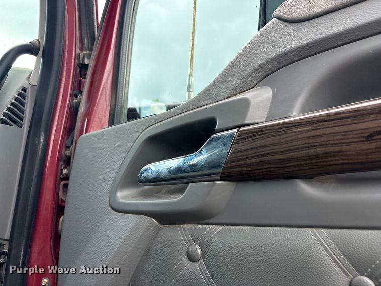 image for item EF1319 2015 Kenworth T680 semi truck
