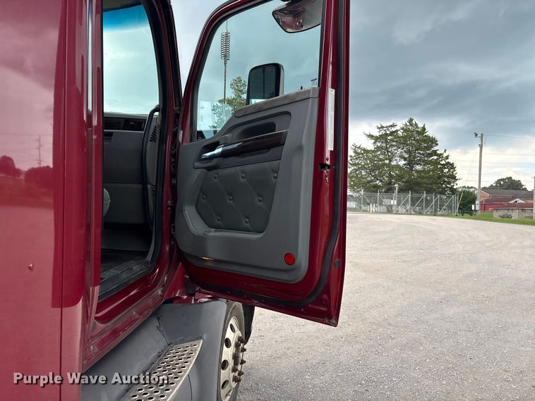 image for item EF1319 2015 Kenworth T680 semi truck