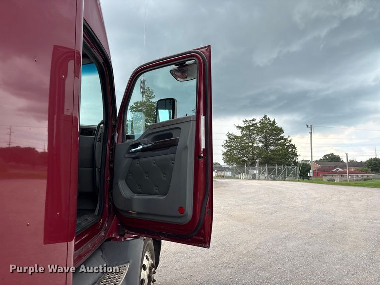 image for item EF1319 2015 Kenworth T680 semi truck