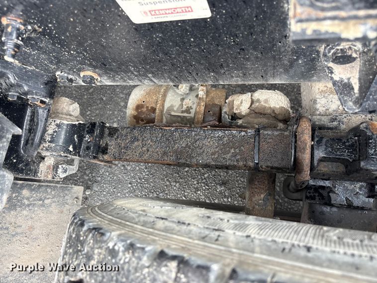 image for item EF1319 2015 Kenworth T680 semi truck