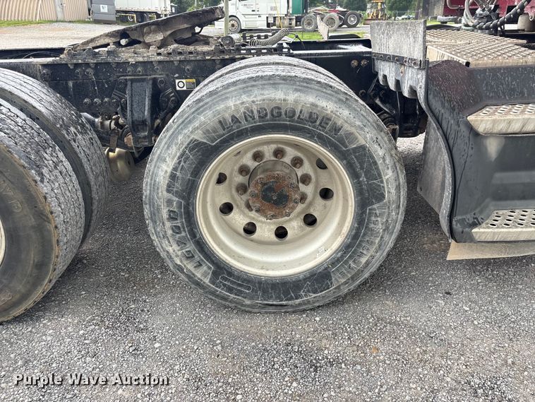 image for item EF1319 2015 Kenworth T680 semi truck