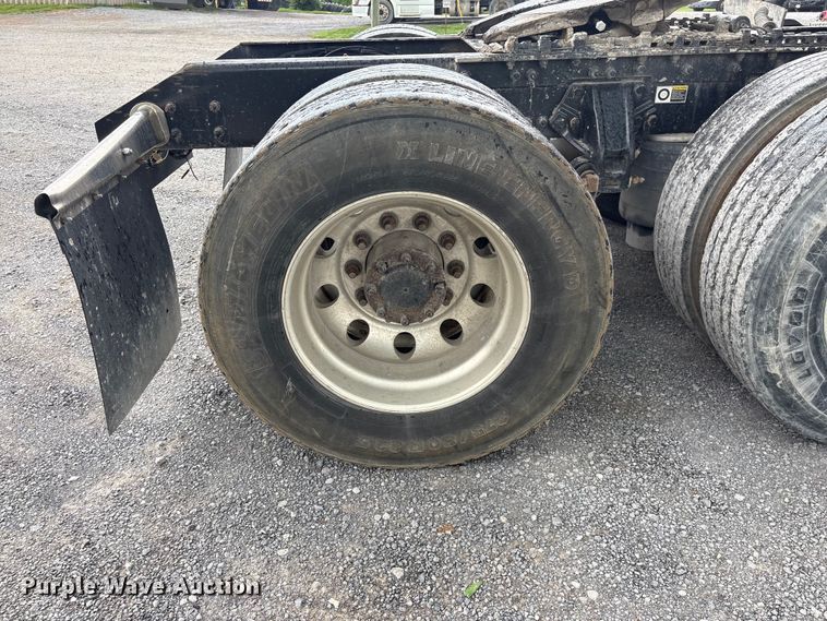 image for item EF1319 2015 Kenworth T680 semi truck