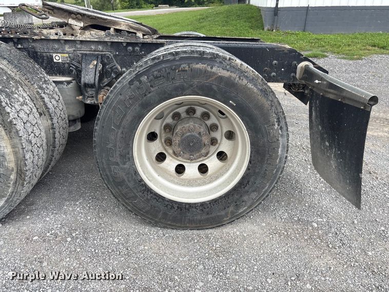 image for item EF1319 2015 Kenworth T680 semi truck