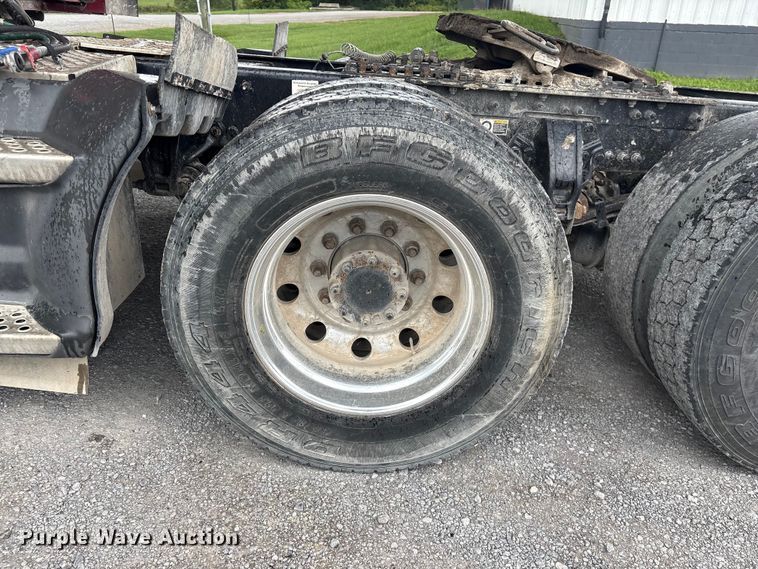 image for item EF1319 2015 Kenworth T680 semi truck