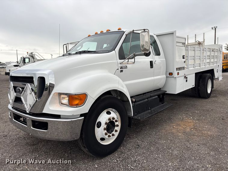 2015 Ford F650 Super Duty Ext. Cab flatbed truck