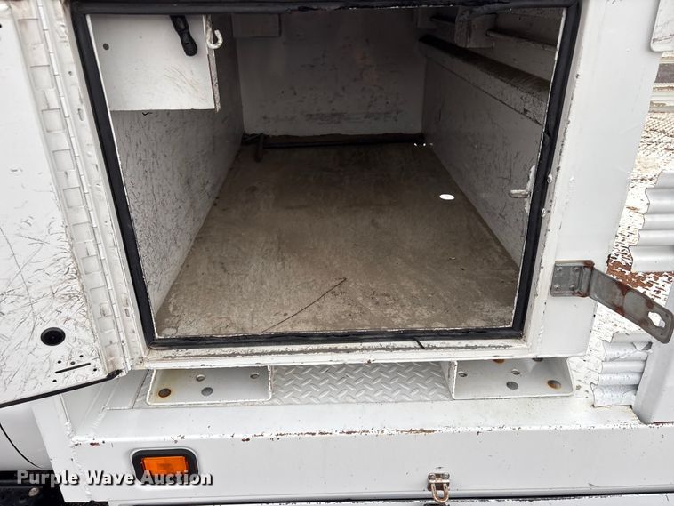 image for item EG9204 2015 Ford F650 Super Duty Ext. Cab flatbed truck