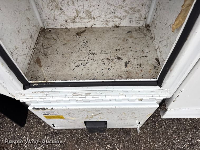 image for item EG9204 2015 Ford F650 Super Duty Ext. Cab flatbed truck