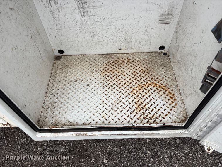 image for item EG9204 2015 Ford F650 Super Duty Ext. Cab flatbed truck
