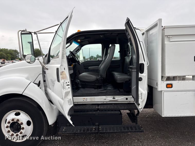 image for item EG9204 2015 Ford F650 Super Duty Ext. Cab flatbed truck